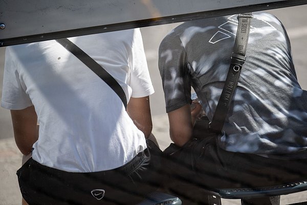 Talahons werden junge Männer genannt, die häufig mit einer Umhängetasche und Jogginghose unterwegs sind. (Archivbild) - © Sebastian Gollnow/dpa
