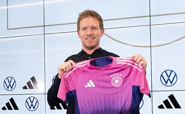 Gewagte Farben? Bundestrainer Julian Nagelsmann präsentierte schon im März das pinkfarbene EM-Trikot des DFB-Teams. (Foto: Archiv) - © Boris Roessler/dpa