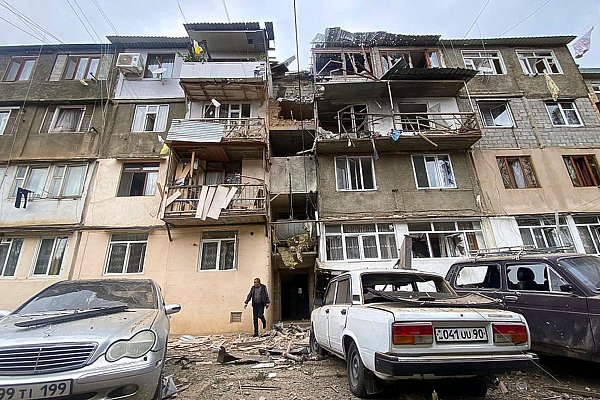 Ein beschädigtes Wohnhaus in Stepanakert nach dem Beschuss. - © Siranush Sargsyan/AP/dpa