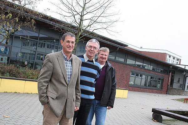Jürgen Ehlers, Holger Steinhauff und Jochen Brennecke sind mit der pädagogischen Entwicklung der Stemweder-Berg-Schule zufrieden. - © FOTO: SONJA ROHLFING