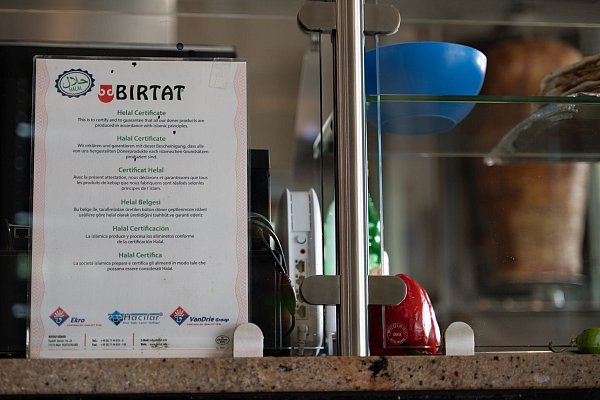 Birtat liefert europaweit – mit zertifiziertem Fleisch. Produziert werden die Drehspieße unter harten Bedingungen. (Archivbild) - © Markus Lenhardt/dpa