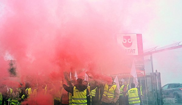 Mit Trillerpfeifen, Transparenten und Rauchfackeln kämpfen die Beschäftigten von Birtat für bessere Löhne. (Archivbild) - © Markus Lenhardt/dpa