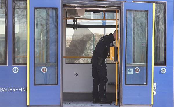 Über die Hintergründe des Brandanschlags in einer Straßenbahn in Gera war zunächst nichts bekannt. - © Bodo Schackow/dpa