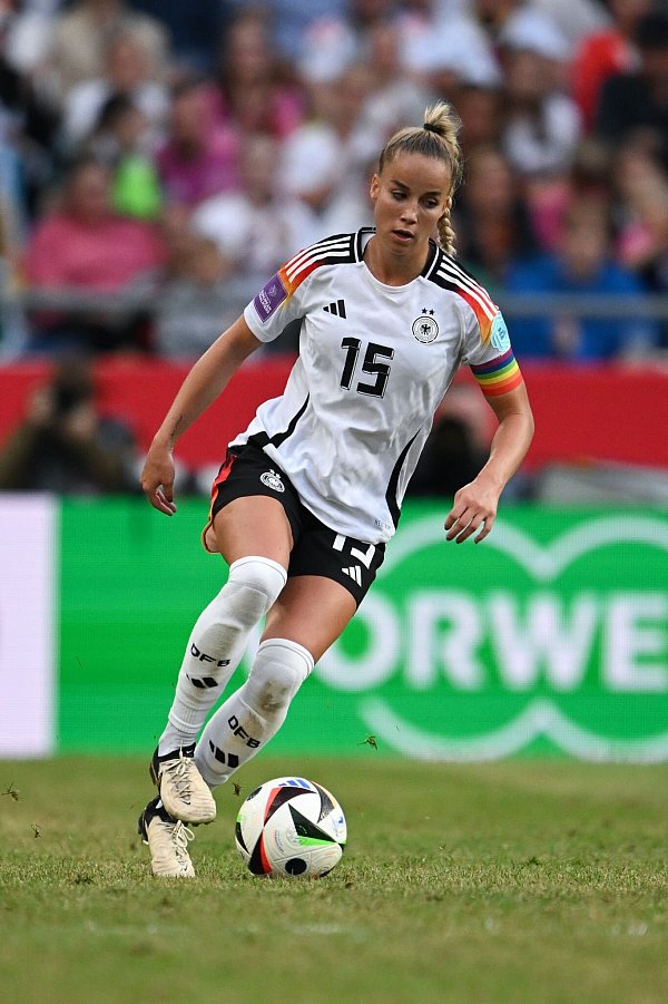 Bayern-Star Giulia Gwinn soll die deutsche Elf gegen England auf den Rasen führen. - © Sebastian Christoph Gollnow/dpa