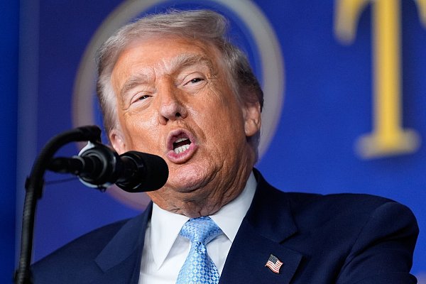 Trump ist begeistert über die Verabschiedung der UN-Resolution. - © Alex Brandon/AP/dpa