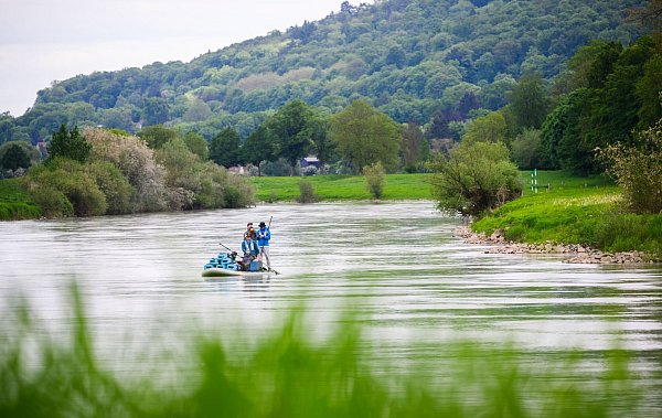 Eine Strecke von 431 Kilometern wollen vier Männer auf der Weser paddeln - Tag und Nacht. - © Julian Stratenschulte/dpa