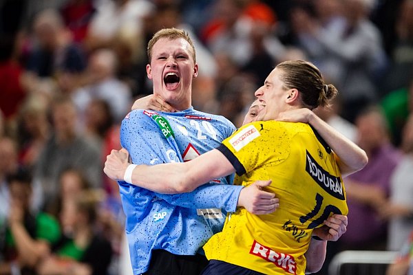 Hoffen mit den Rhein-Neckar Löwen auf einen Coup wie 2023: Torwart David Späth und Spielmacher Juri Knorr. - © Marius Becker/dpa