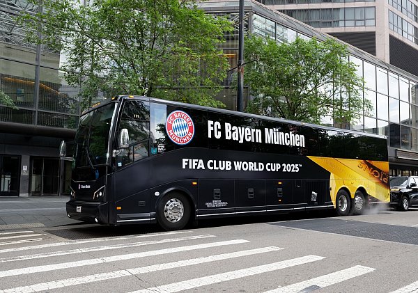 Der Teambus des FC Bayern für die Club-WM steht vor dem Teamhotel in Cincinnati. - © Sven Hoppe/dpa