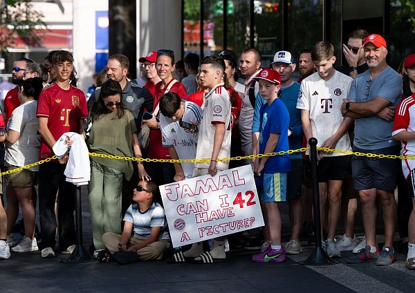 Fans warten am Teamhotel auf die Ankunft der Bayern-Stars. - © Sven Hoppe/dpa