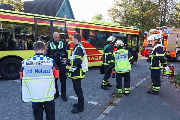 Die Kinder wurden mit dem Großraumrettungswagen zurück zur Schule gefahren. - © Bodo Marks/dpa