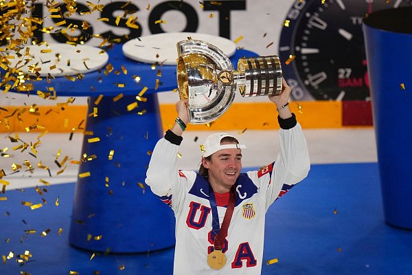 Kapitän Clayton Keller und die USA freuten sich über den WM-Titel. - © Petr David Josek/AP/dpa