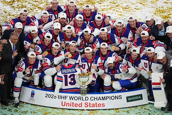 Das US-Team gedachte beim WM-Erfolg dem verstorbenen Johnny Gaudreau. - © Petr David Josek/AP/dpa