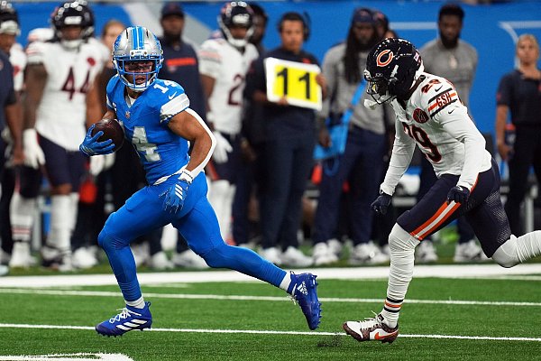 St. Brown (links) war für die Verteidigung der Bears nicht zu fassen. - © Paul Sancya/AP/dpa
