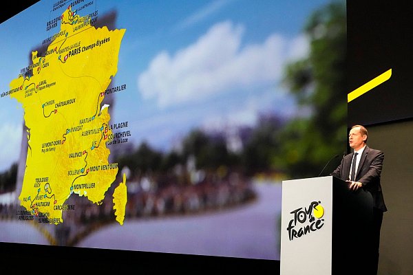 Christian Prudhomme bei der Präsentation der Tour-Route für 2025. (Archivbild) - © Michel Euler/AP/dpa