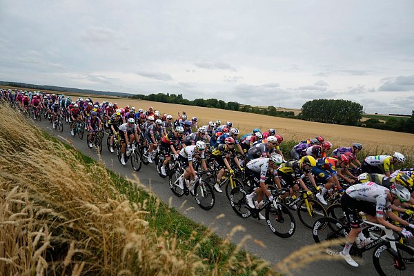 Die Fahrer bei der Auftaktetappe der 112. Tour de France. - © Mosa\\\'ab Elshamy/AP/dpa