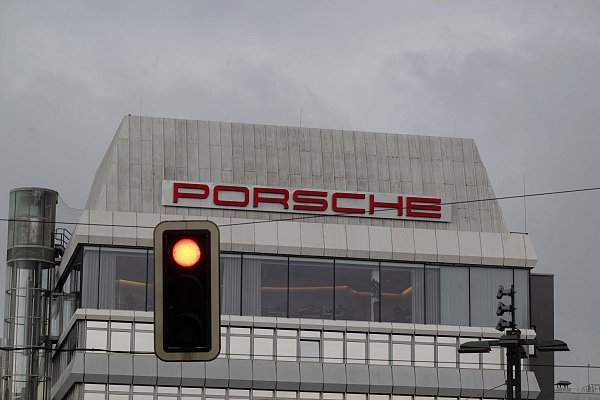 Porsche verschärft den Sparkurs. (Archivbild) - © Marijan Murat/dpa