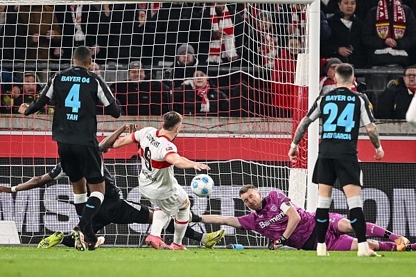 Das 1:0 für den VfB: Ermedin Demirovic trifft aus kurzer Distanz. - © Harry Langer/dpa