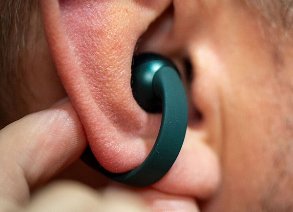 Steckt nicht im Ohr, liegt eher davor. Der Klang der Loops ist nicht so voll wie bei anderen Modellen, aber dafür bekommt man noch was von der Umgebung mit. - © Nico Tapia/dpa-tmn