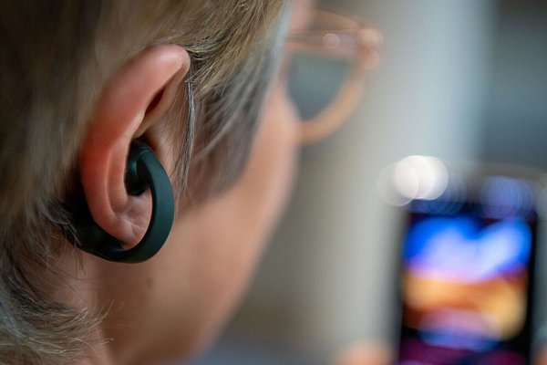 Wenn an, dann Kopfhörer, wenn aus, «nur» Schmuck. Motorolas Moto Buds Loops sind ungewöhnliche Kopfhörer zwischen Technik und Lifestyle. - © Nico Tapia/dpa-tmn