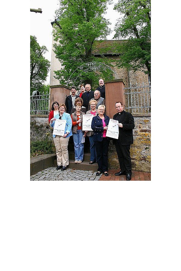 Margret Möltgen (vorn, v. l.), Sabine Nutt, Luise Herbold-Rose, Ulla Vogt, Gisela Pauls und Pfarrer Werner Lütkefend sowie (Mitte, v. l.) Renate Kemper, Ortsvorsteher Franz-Josef Disse und (hinten, v. l.) Georg Schulze, Maria Conze, Pfarrer Heinrich Bartoldus und Vikar Raphael Schliebs freuen sich auf den Aktionstag am 17. Mai in Borgholz. - © FOTO: SANDRA WAMERS