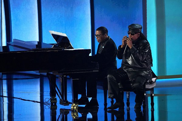 Herbie Hancock und Stevie Wonder berührten die Zuschauer. - © Chris Pizzello/Invision/AP/dpa