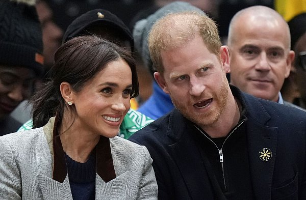 Bald wieder gemeinsam in London? Meghan und Harry - hier beim Besuch eines Rollstuhlbasketballspiels im Februar im kanadischen Vancouver. (Archivbild) - © Darryl Dyck/The Canadian Press via AP/dpa