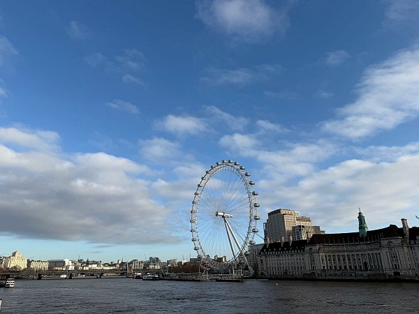 Riesenrad an der Themse: In den Gondeln des London Eye sieht man die britische Hauptstadt aus ungewöhnlicher Perspektive. - © Julia Kilian/dpa/dpa-tmn