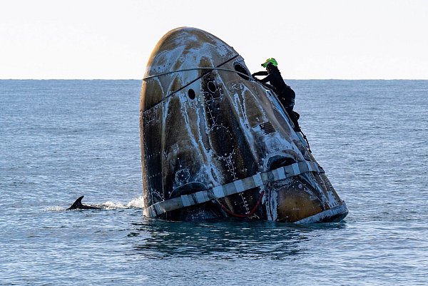 Wie ein Wal ragte die Raumkapsel nach der Landung aus dem Wasser. - © Keegan Barber/NASA/AP/dpa