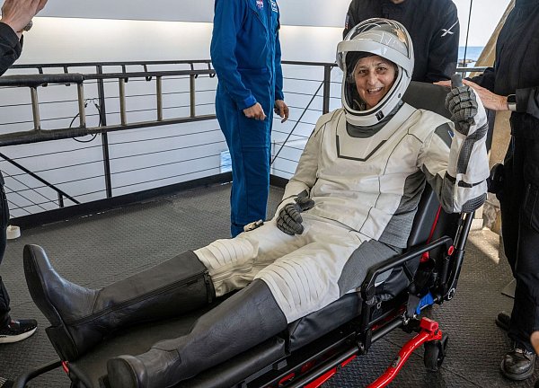 Williams zeigte sich nach der Rückkehr bestens gelaunt. - © Keegan Barber/NASA/AP/dpa