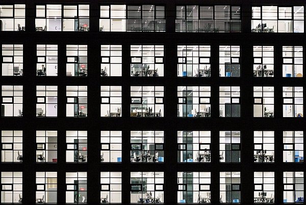 Homeoffice ist weit verbreitet, viele Büros stehen leer - zugleich sind moderne Flächen gefragt. (Archivbild) - © Andreas Arnold/dpa