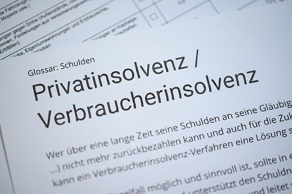 Privatpersonen könnten einen Antrag auf Verbraucherinsolvenz stellen, um ihre Schulden zu ordnen. - © Jonas Walzberg/dpa