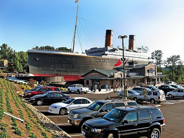 Titanic-Nachbau mit sehenswertem Museum im Schiffsbauch an der Durchgangsstraße von Pigeon Forge. - © FOTO: TENNESSEE TOURISM