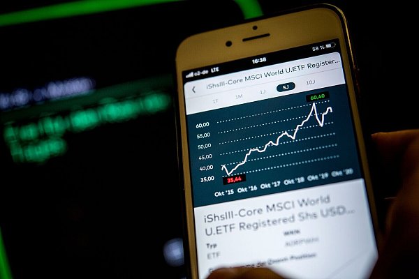 Können das Verlustrisiko im Depot senken: ETFs auf weltweit streuende Indizes wie den MSCI World. - © Zacharie Scheurer/dpa-tmn