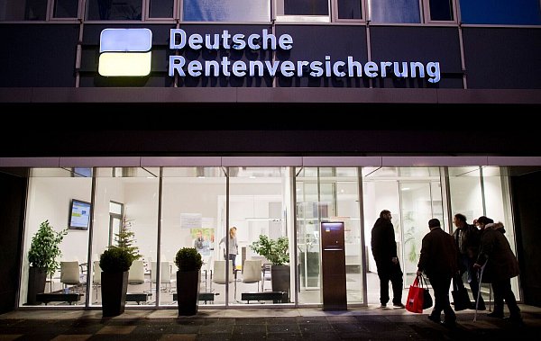 Mitglied in der Deutschen Rentenversicherung auch während der Selbstständigkeit? Für manche kann das durchaus eine Option sein. - © Julian Stratenschulte/dpa/dpa-tmn