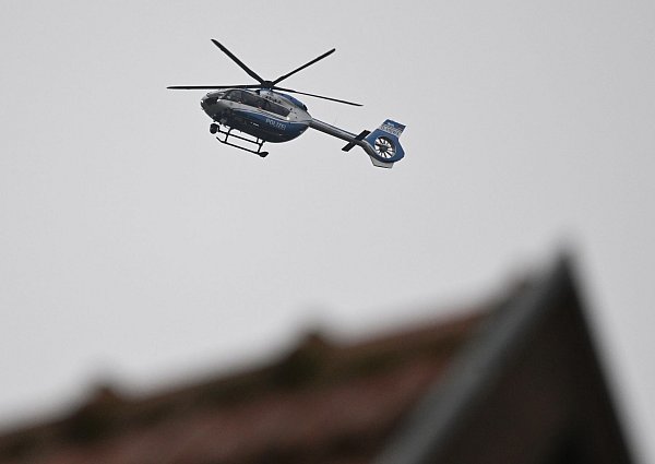 Ein Hubschrauber gab der Feuerwehr Informationen zu dem Brand. - © Bernd Weißbrod/dpa