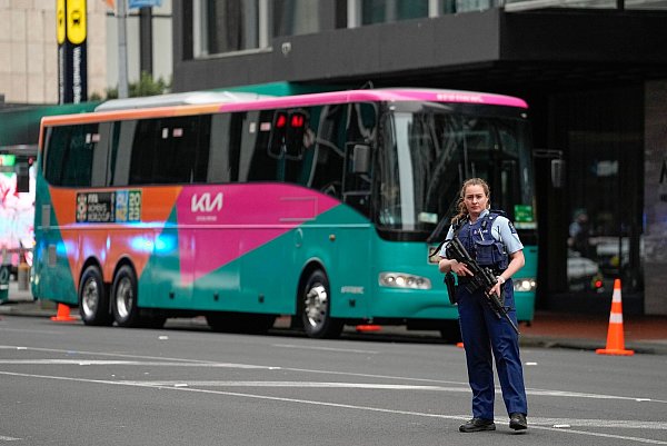Eine Bewaffnete neuseeländische Polizistin bewacht in Auckland ein Hotel in Auckland. - © Abbie Parr/AP