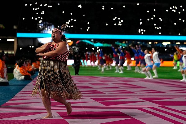 Die indigenen Völker der Gastgeberländer Neuseeland und Australien standen bei der WM-Eröffnungsfeier im Mittelpunkt. - © Abbie Parr/AP/dpa