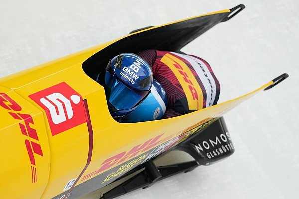 Francesco Friedrich und Alexander Schaller rasen im Zweierbob auf Rang zwei. - © Matthias Schrader/AP/dpa