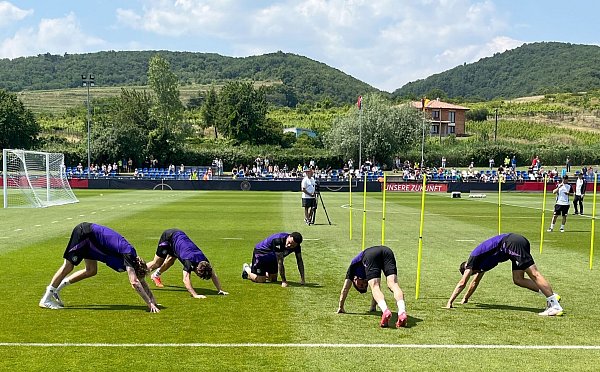 Die U21 stimmt sich auf Italien ein. - © Christian Kunz/dpa