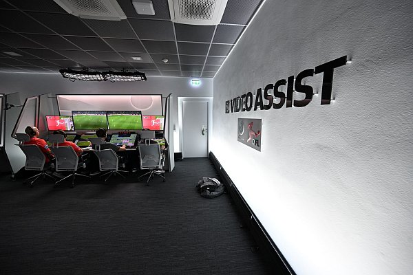 Im Video-Assist-Center wird alles überprüft. (Archivbild) - © Federico Gambarini/dpa