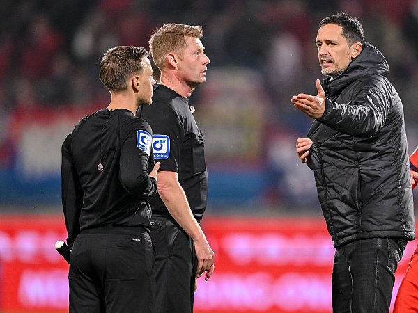Dino Toppmöller diskutiert mit Schiedsrichter Christian Dingert. - © Harry Langer/dpa