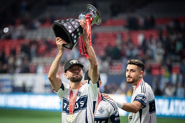 Thomas Müller (l) gewann mit den Vancouver Whitecaps die kanadische Meisterschaft. - © ETHAN CAIRNS/The Canadian Press/AP/dpa