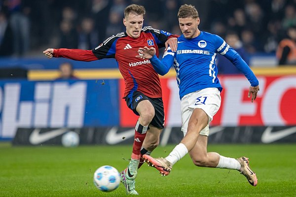 Zwischen Hertha und dem HSV kam es auf die Physis an. - © Andreas Gora/dpa