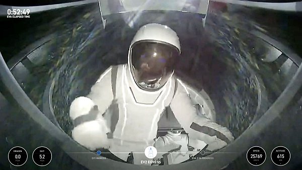 Ingenieurin Sarah Gillis auf dem Weg aus der Kapsel. - © Uncredited/SpaceX/AP/dpa