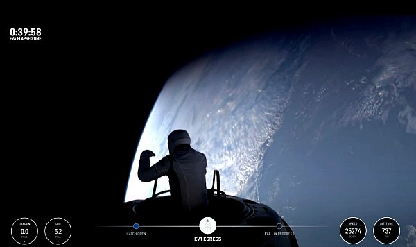 Dieses Bild aus einem SpaceX-Video zeigt den Beginn des Weltraumspaziergangs. - © Uncredited/SpaceX/AP/dpa
