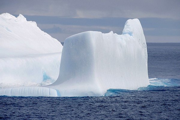 Ein Eisberg im Antarktischen Ozean - © Kyodo/dpa