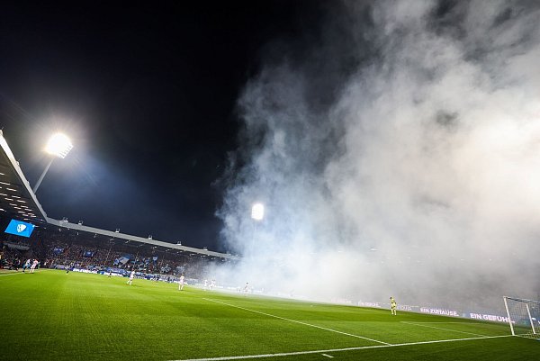 Die Partie wurde wegen Pyro-Zündeleien zehn Minuten später angepfiffen. - © Christoph Reichwein/dpa
