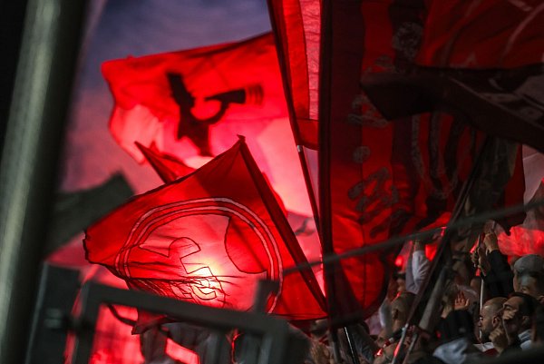 Düsseldorfer Fans haben vor dem Spiel Pyro gezündet. - © Christoph Reichwein/dpa