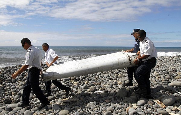 Bisher wurden nur ein paar Dutzend Wrackteile gefunden - nicht aber der Rumpf des Flugzeugs. (Archivbild) - © Raymond Wae Tion/MAXPPP/QUOTIDIEN DE LA REUNION/dpa