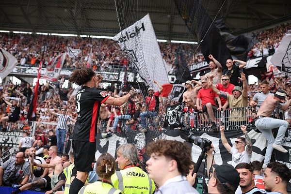 Frankfurter Ekstase: Arthur Theate bejubelt mit den Fans den Champions-League-Einzug. - © Philipp von Ditfurth/dpa